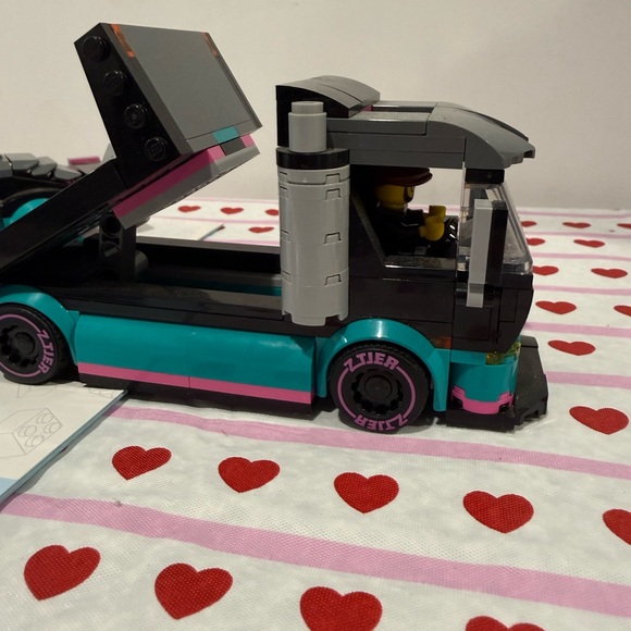 LEGO City 60406 Transporter Truck - Black and Teal - Picture 8 of 9